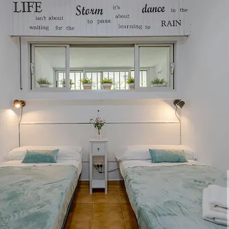 Wonderful 2 Bdr With Great Location Apartment *
