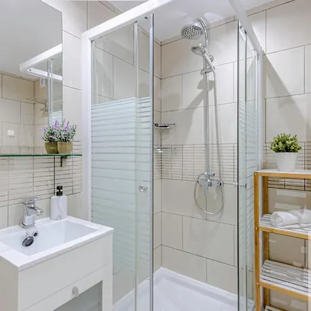 Wonderful 2 Bdr With Great Location